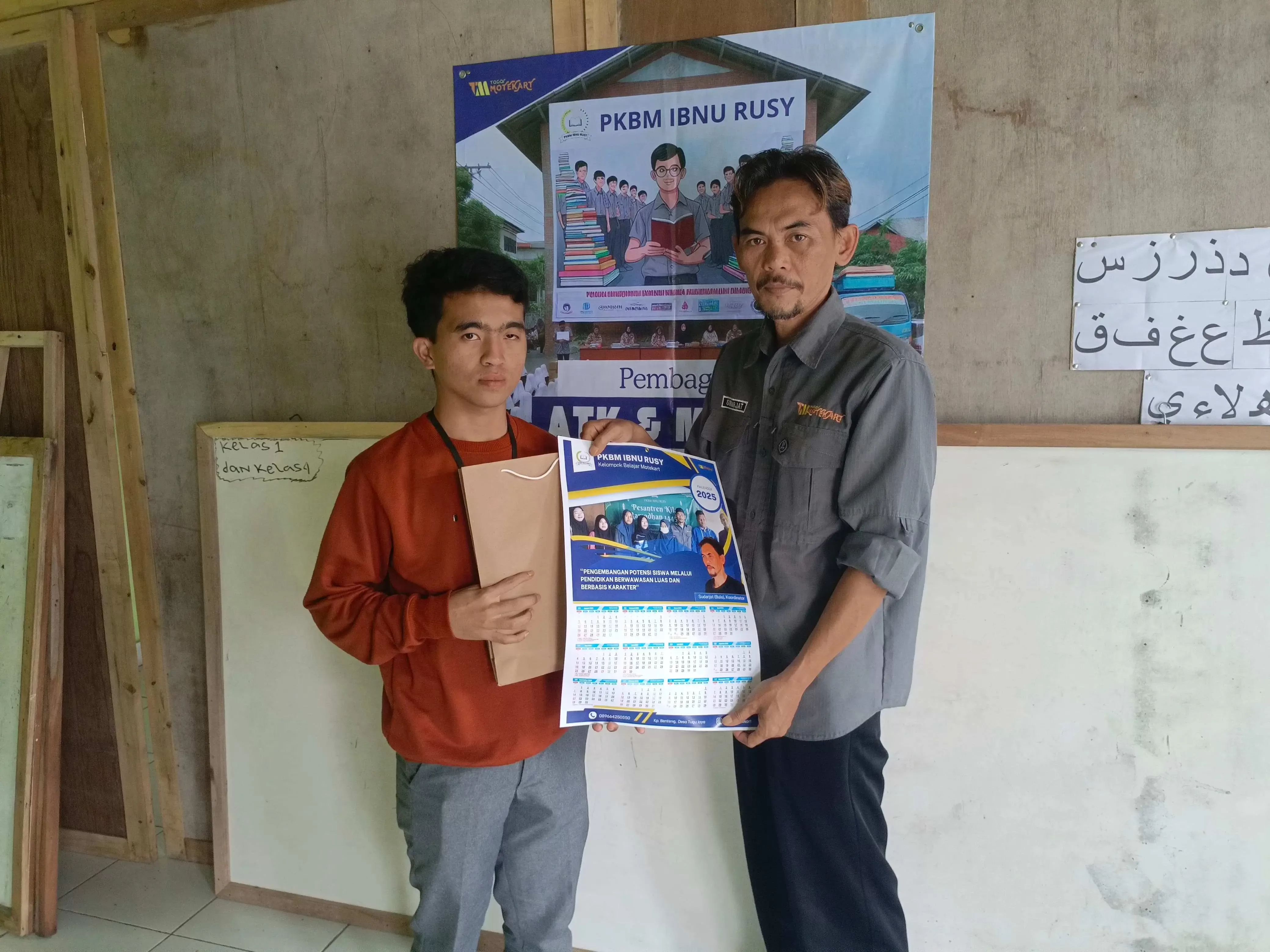 PKBM Ibnu Rusy dan Katar Cigombong Bagikan ATK Tahap II untuk Pendidikan Gratis di Desa Tugujaya
