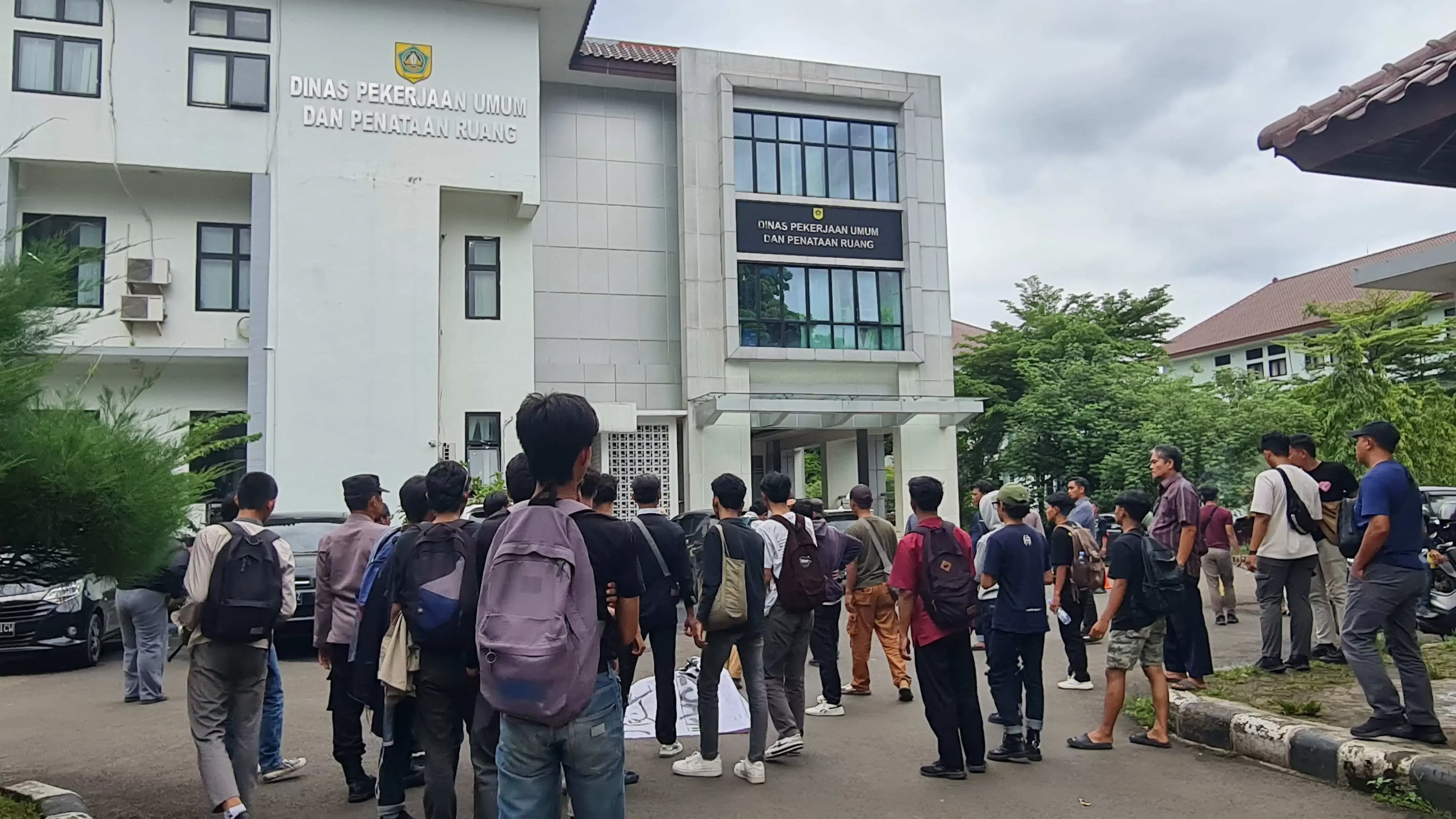 Puluhan Mahasiswa Bogor Raya Gelar Demo di Depan Gedung Dinas PUPR Kabupaten Bogor