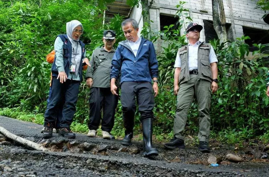 Penjabat Gubernur Jabar Tinjau Lokasi Bencana di Sukabumi, Fokus Evakuasi dan Pemulihan Infrastruktur