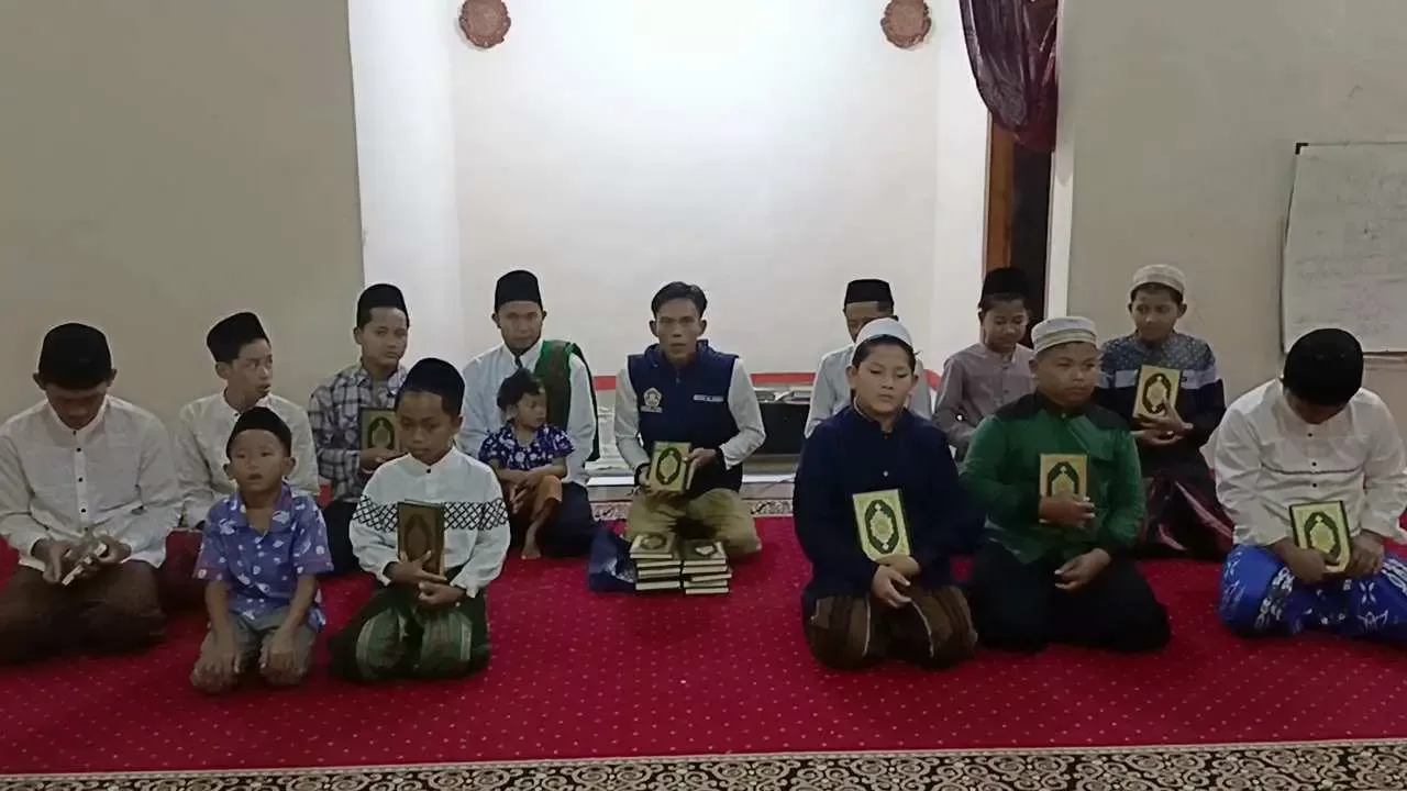 Karang Taruna Cigombong Wakafkan Al-Qur'an untuk Ponpes Al Asmaul Husna