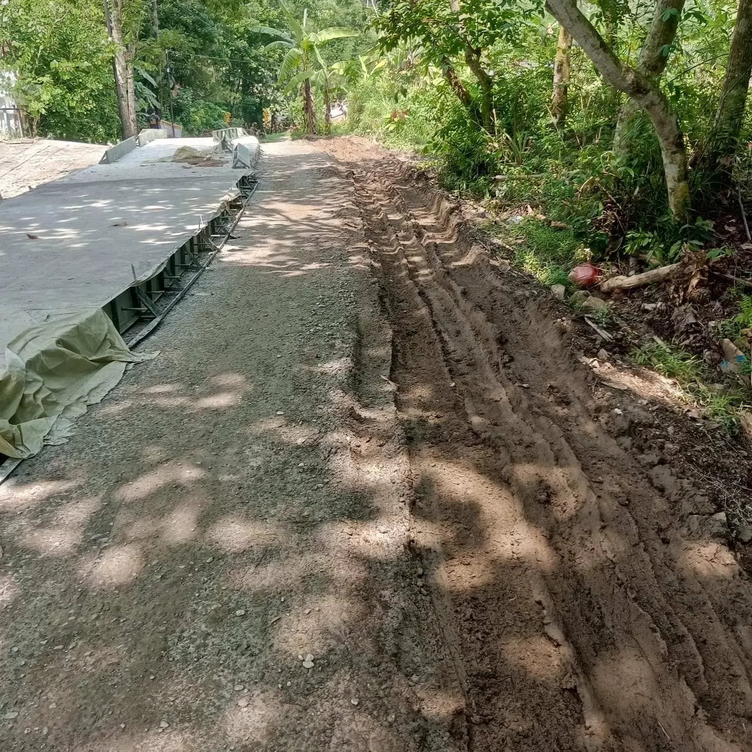 Proyek Jalan Wargajaya-Sukaharja Terganggu: Pengguna Jalan Terjebak di Tanjakan Berlumpur dan Rusak