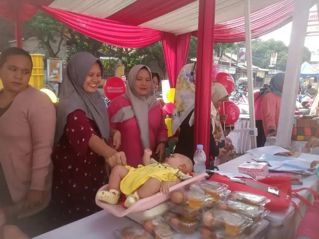 Alfamart Sahabat Generasi Maju: Ratusan Ibu dan Anak Antusias Ikuti Pemeriksaan Kesehatan dan Edukasi Gizi Penting!