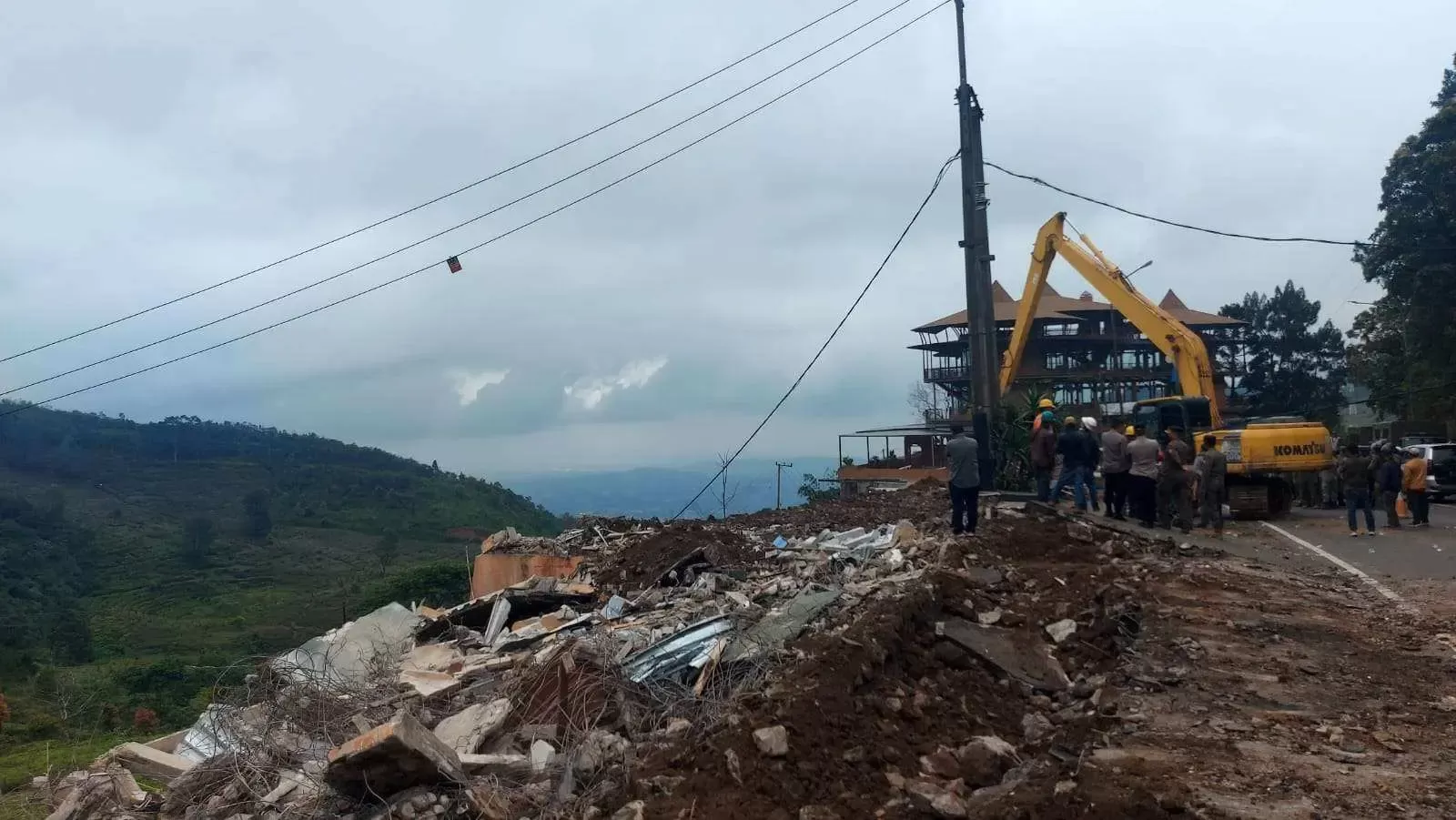 Satpol PP Bogor Bongkar Bangunan Liar di Kawasan Puncak, Warpat dan Puncak Asri Jadi Sasaran