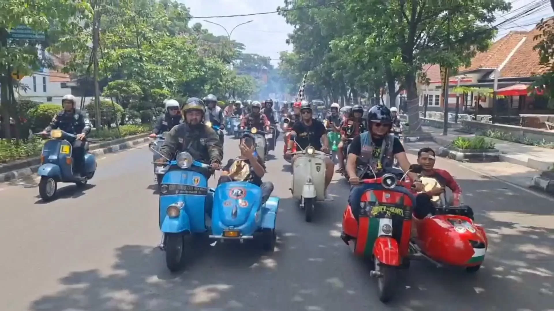 Ronald M Siahaan Rayakan Kemenangan MMA dengan Konvoi Ratusan Vespa Antik di Kota Bandung