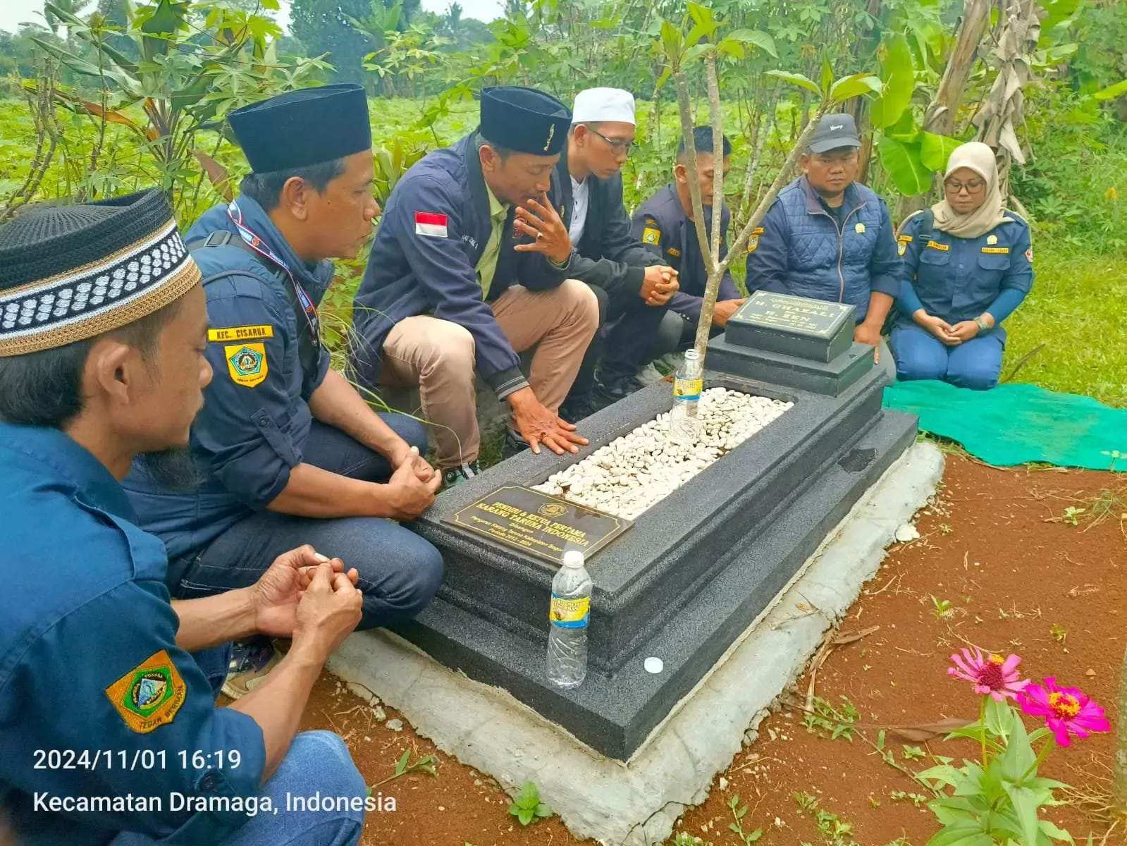 PKT Wilayah Bogor Selatan Melakukan Ziarah Makam Ke Pendiri Karang Taruna Menjelang Hari Pahlawan