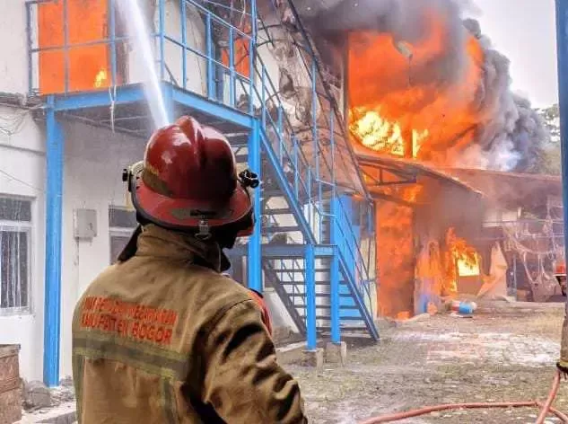 Kebakaran di PT Hiqual Motorindo Indonesia, Satu Karyawan Terluka dan Api Berhasil Dipadamkan