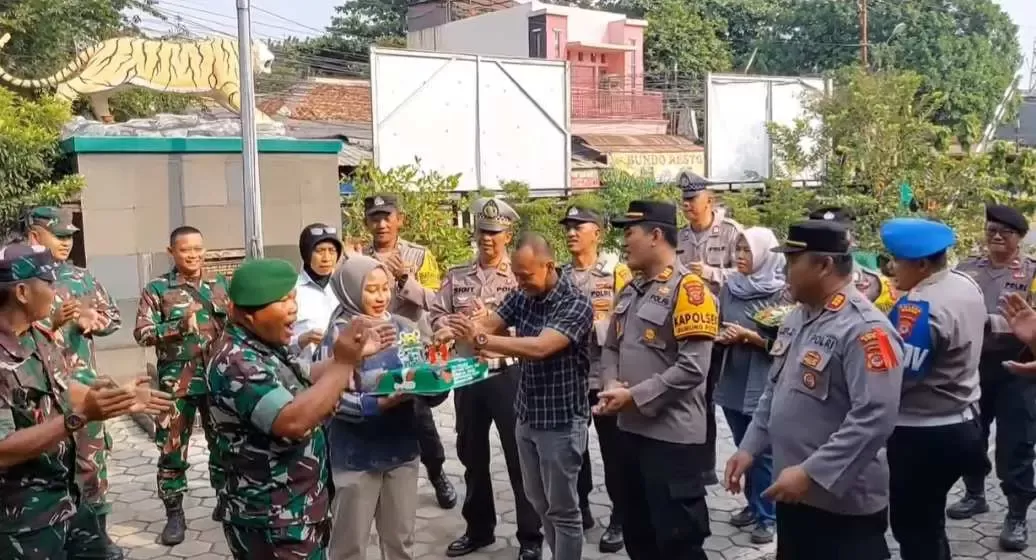HUT TNI Ke 79 Tahun, Polsek Gunung Putri Berikan Kejutan Terhadap Koramil 0621-05