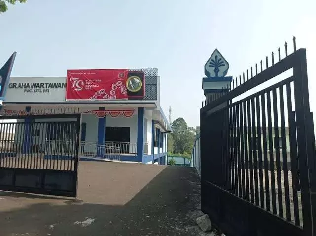 Kantor Graha Wartawan Kabupaten Bogor dilempar Batu Oleh OTK! : Advokasi PWI Lapor Polisi