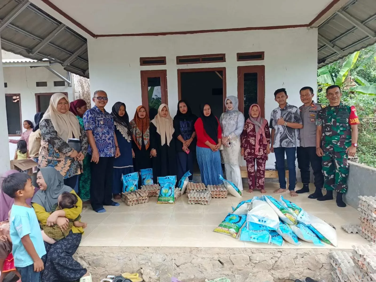Upaya Mendukung Zero Stunting, Muspika Sukamakmur Bagikan Makanan Berprotein Bagi Warga