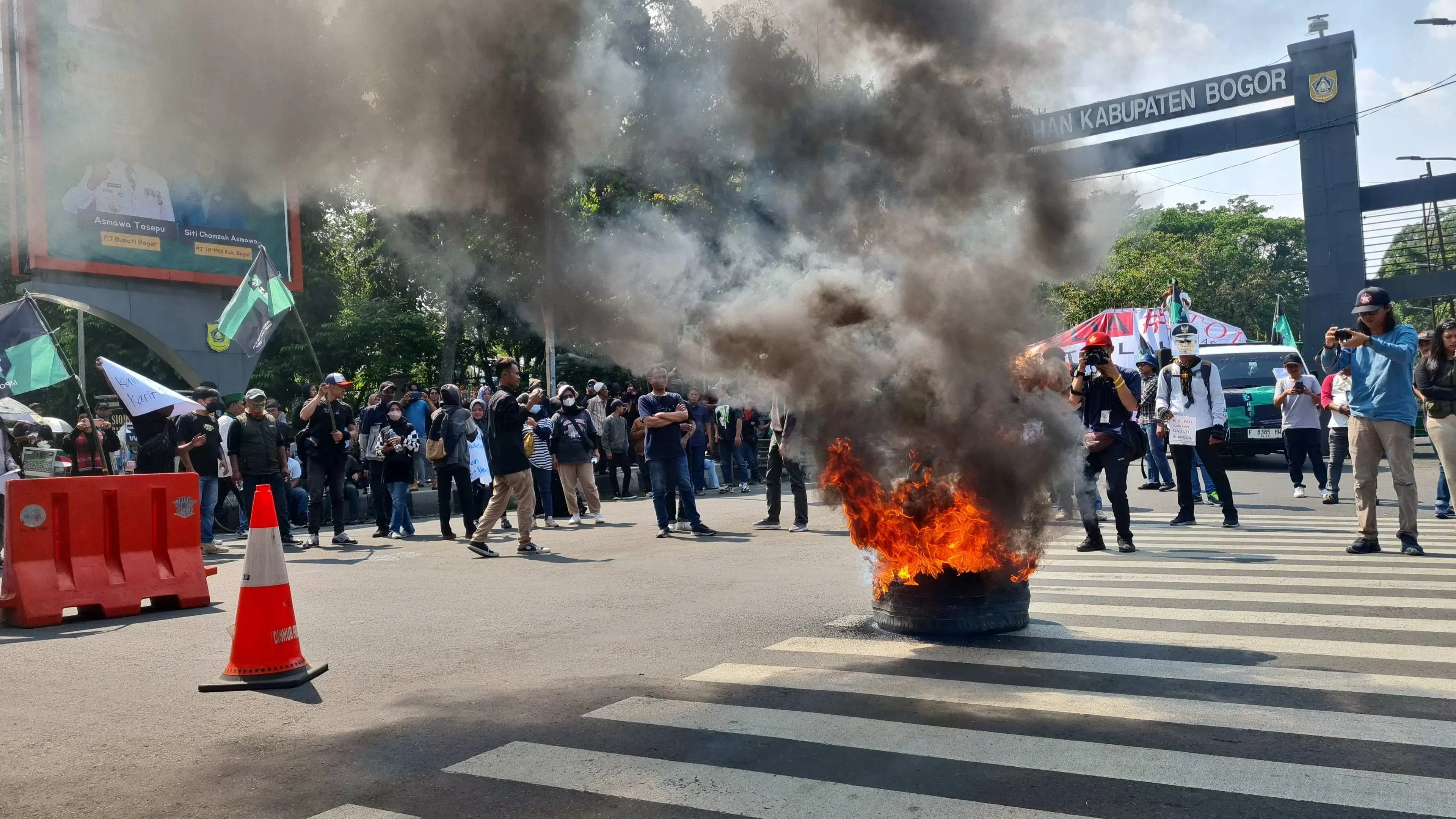 Ratusan Masa dan HMI MPO Kabupaten Bogor Unjuk Rasa, Desak Evaluasi Kinerja Pj Bupati Bogor