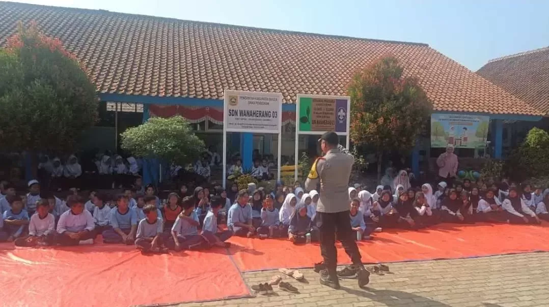 Melalui Bhabinkamtibmas, Polsek Gunung Putri Sosialisasikan Bahaya Bullying dan Narkoba di SDN 3 Wanaherang 