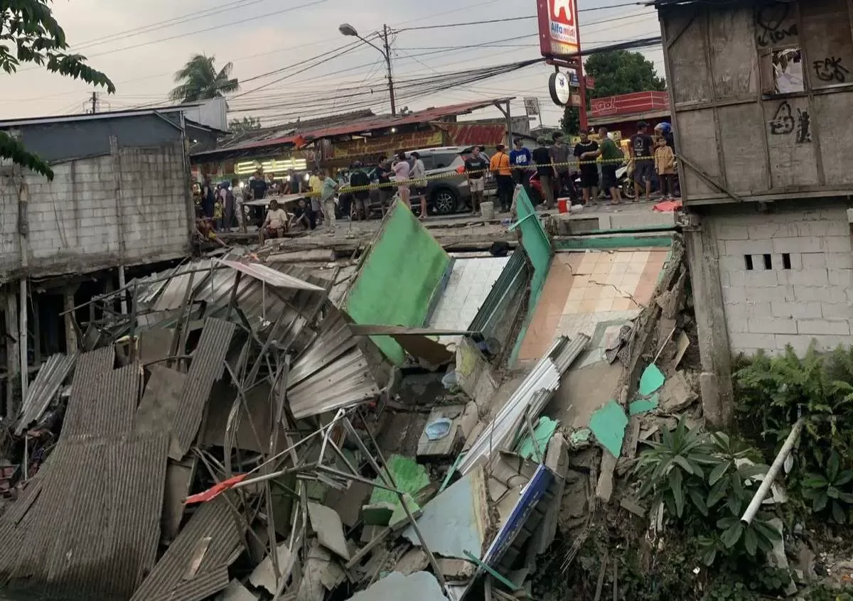 Bantaran Kalibaru Bojonggede Bogor Longsor : Lima Kios Ambruk Terdampak