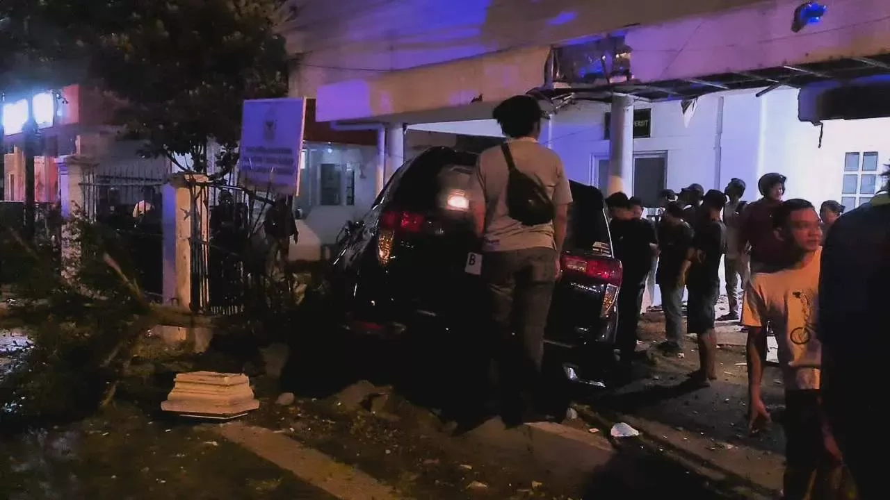 Diduga Mabuk, Sebuah Mobil Mini Bus Menabrak Denpom 3 Kota Bogor