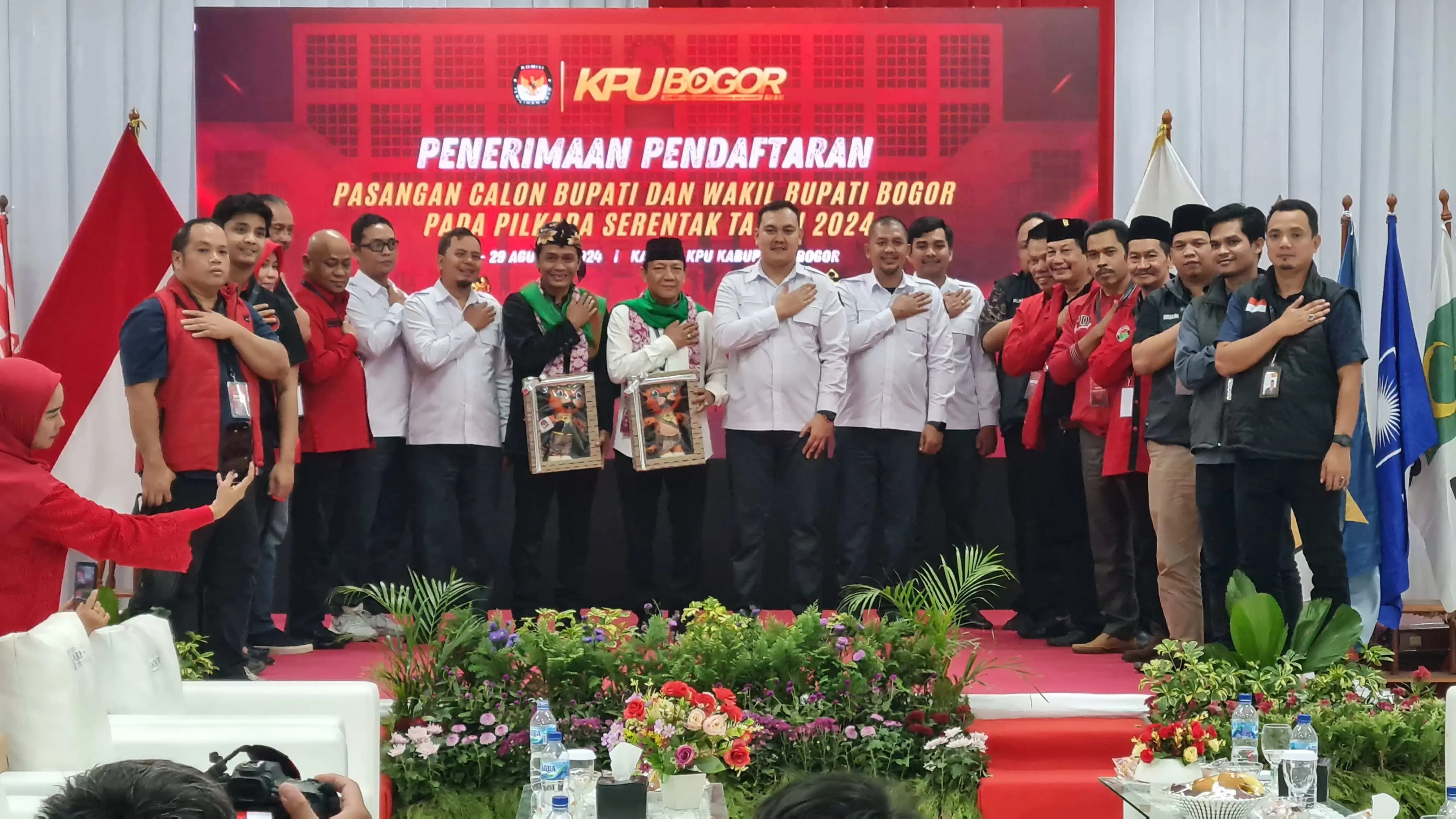 Paslon Bupati Bogor 2024 dari PDIP Perjuangan Resmi Mendaftarkan Diri ke KPU Dihantarkan 1000 Pasukan Banteng