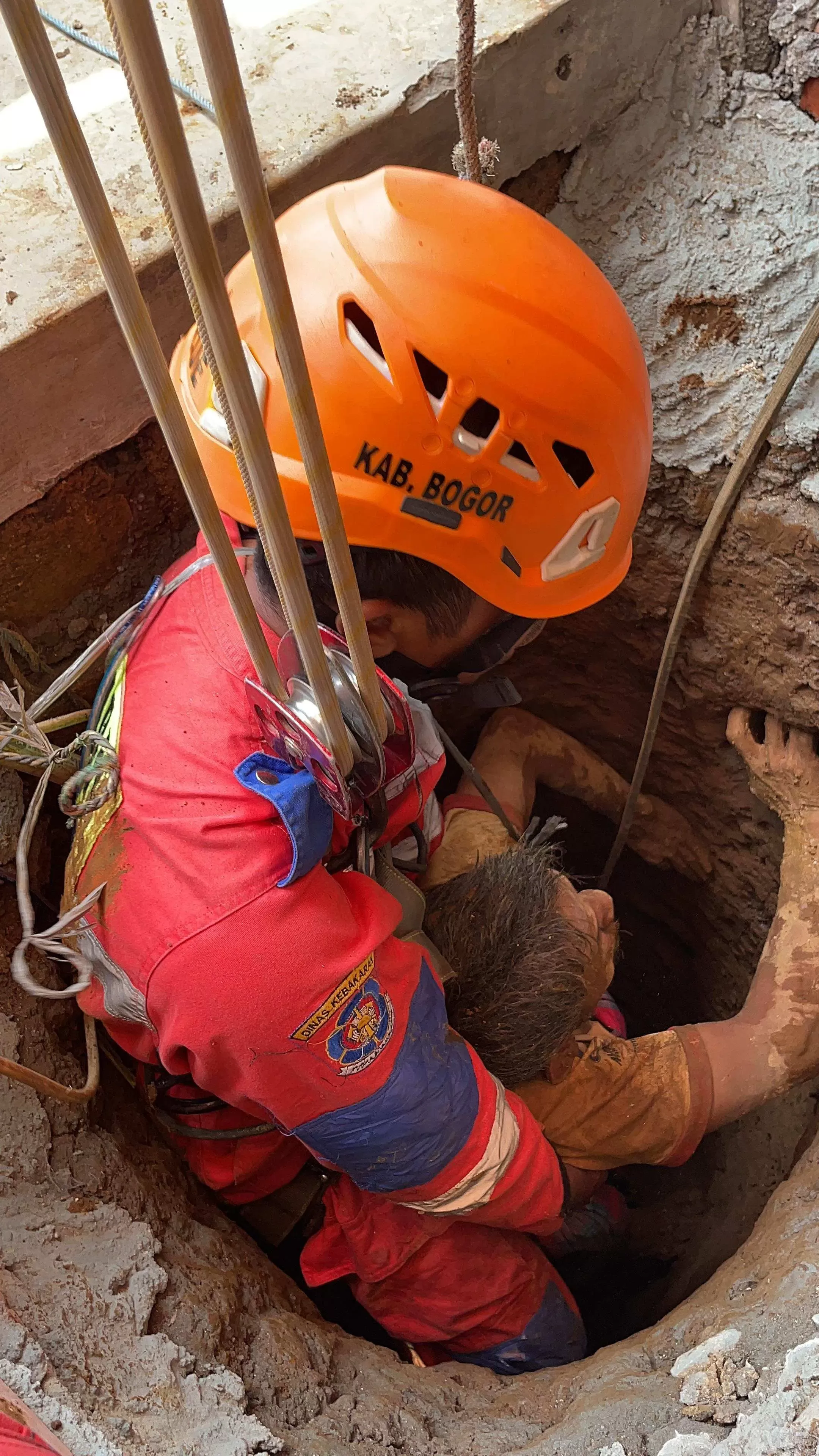 Seorang Pria di Ciawi Bogor Terjebak Didalam Sumur Sedalam 13 Meter
