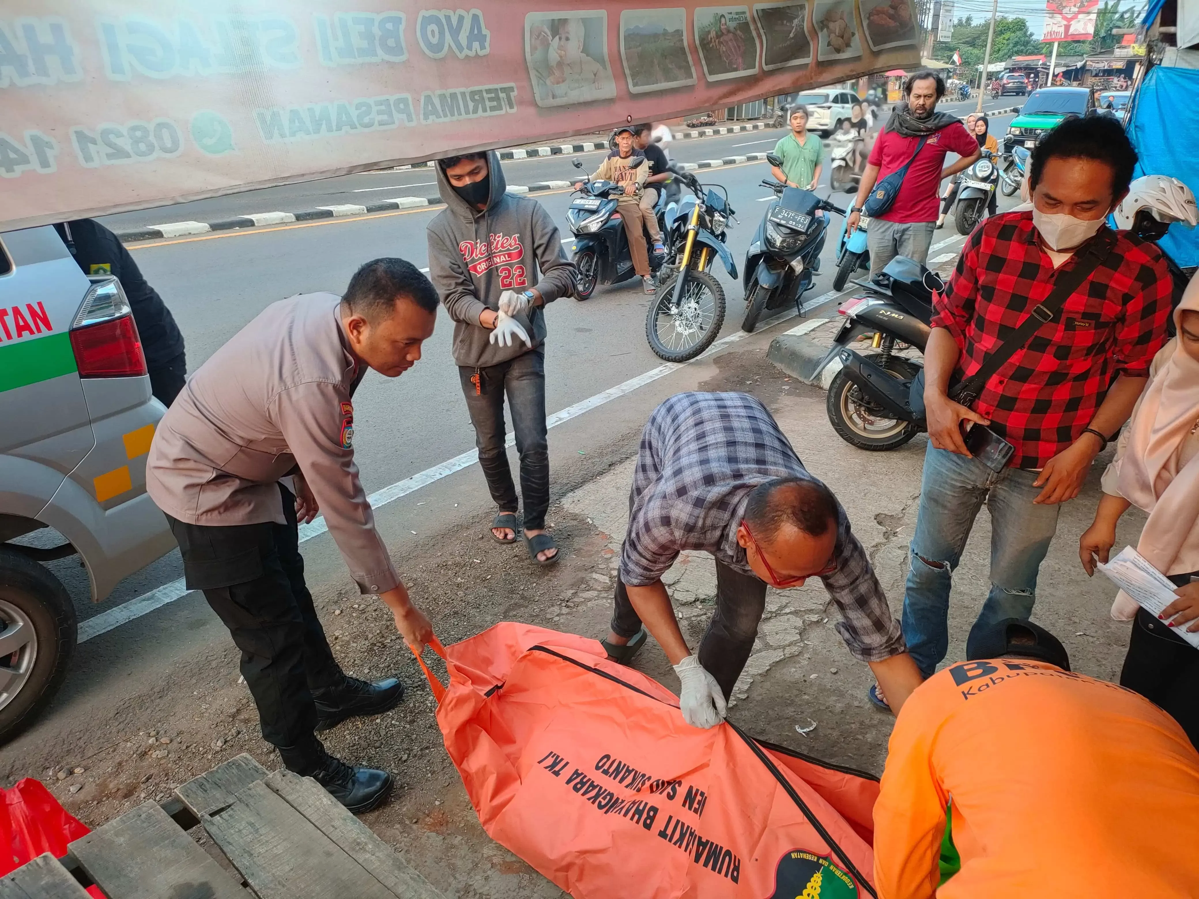 Seorang Wanita Ditemukan Tewas di Pinggir Jalan Cikeas Gunung Putri Bogor