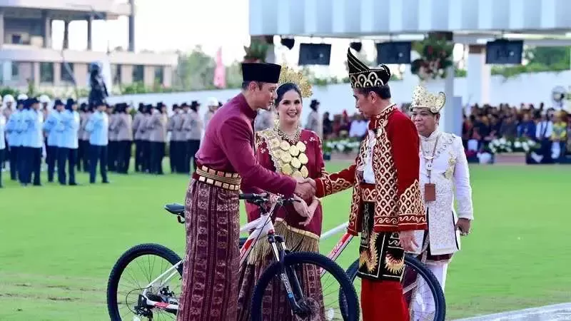 Dapat Hadiah Sepeda Dari Presiden, AHY : Sepeda Untuk Cek Tanah