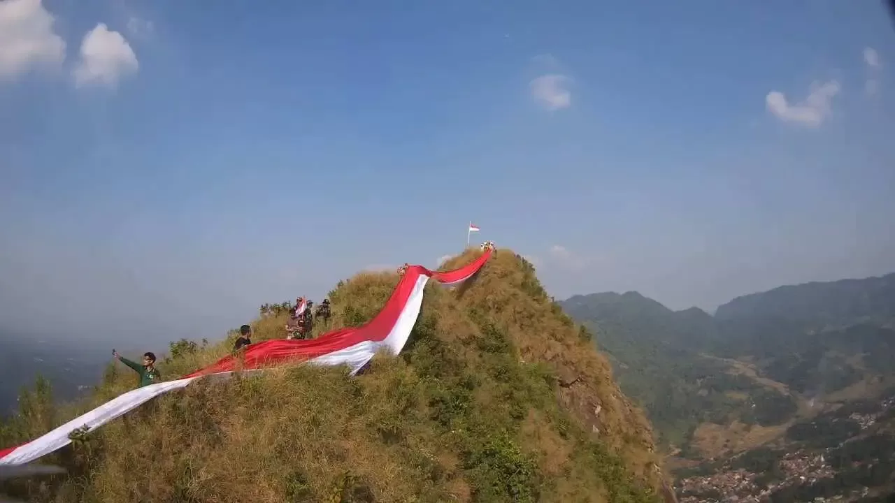 Sambut Kemerdekaan RI Ke-79 Tahun, Muspika Kecamatan Sukamakmur Bentangkan Bendera di Puncak Gunung Batu