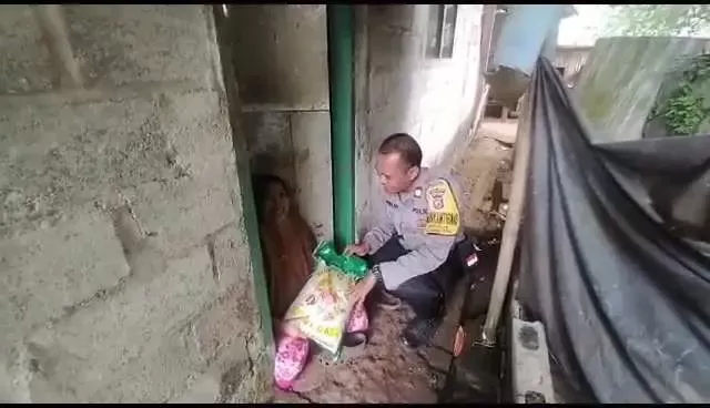 Bukan Hanya Menjaga Kamtibmas, Bhabin Desa Wanaherang Juga Berikan Sembako Kepada Warga Binaanya