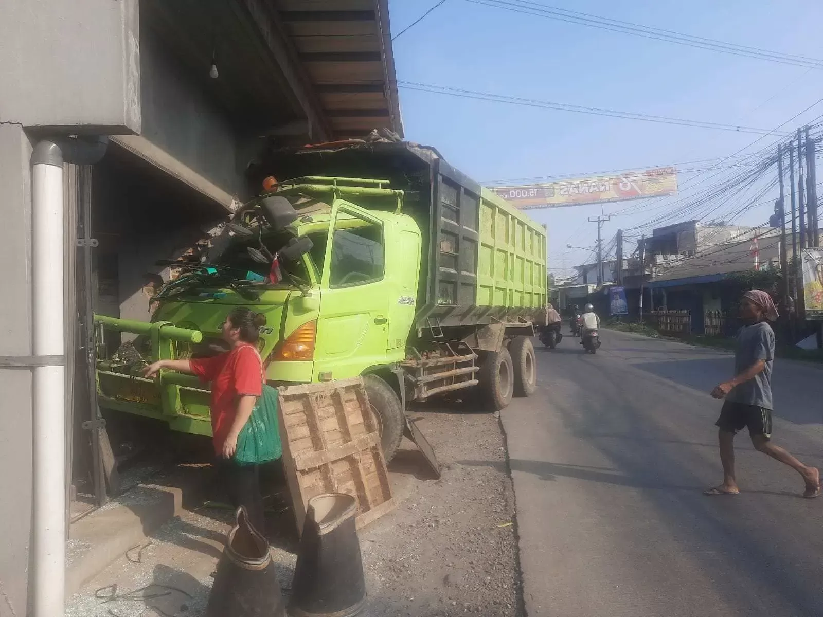 Truck Bermuatan Pasir, Hantan Toko Pakan di Tlajung Udik Bogor