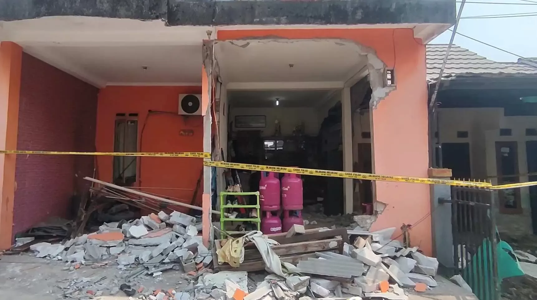 Sebuah Rumah Yang Diduga Temlat Oplosan Gas di Cileungsi Meledak