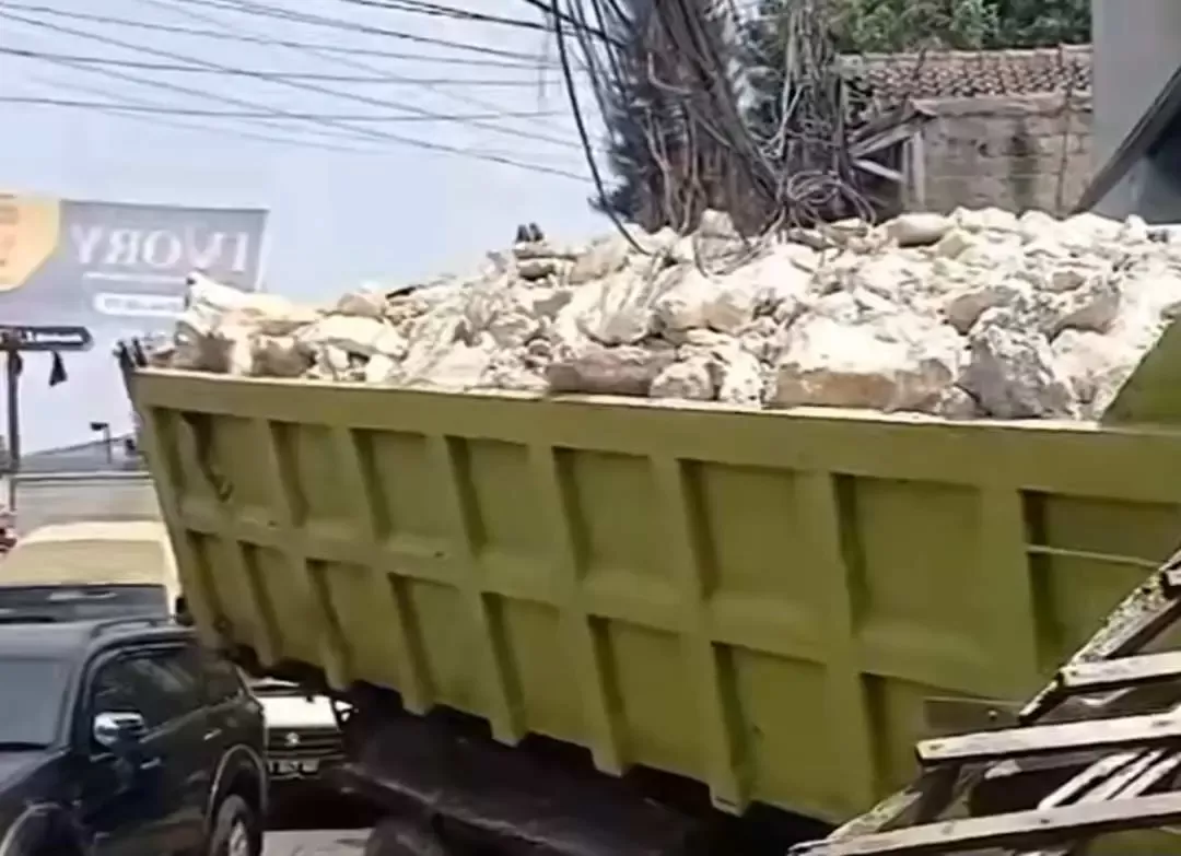 Truck Bermuatan Batu Karang Tabrak Rumah Warga di Cileungsi Bogor
