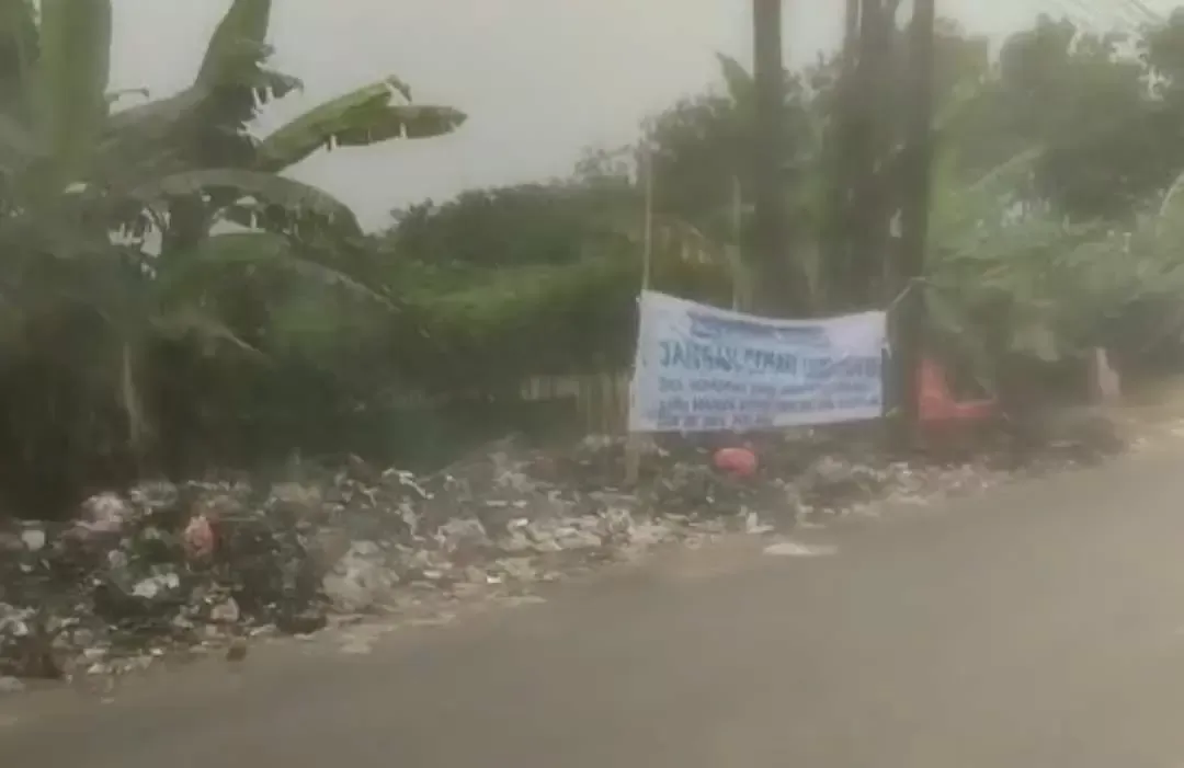 Jalan Menuju Cikeas Polri Bogor Dipenuhi Sampah, Pemuda Cikeas Gotong Royong Membersihkan