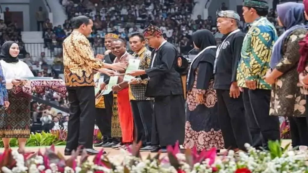 Presiden Joko Widodo Bagikan SK KHDPK Di GBK Senayan