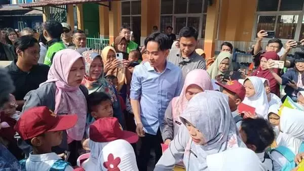 Bagikan Makanan Bergizi, SD Negeri 2 Dan 3 Sentul Dikunjungi Wapres 2024 Terpilih