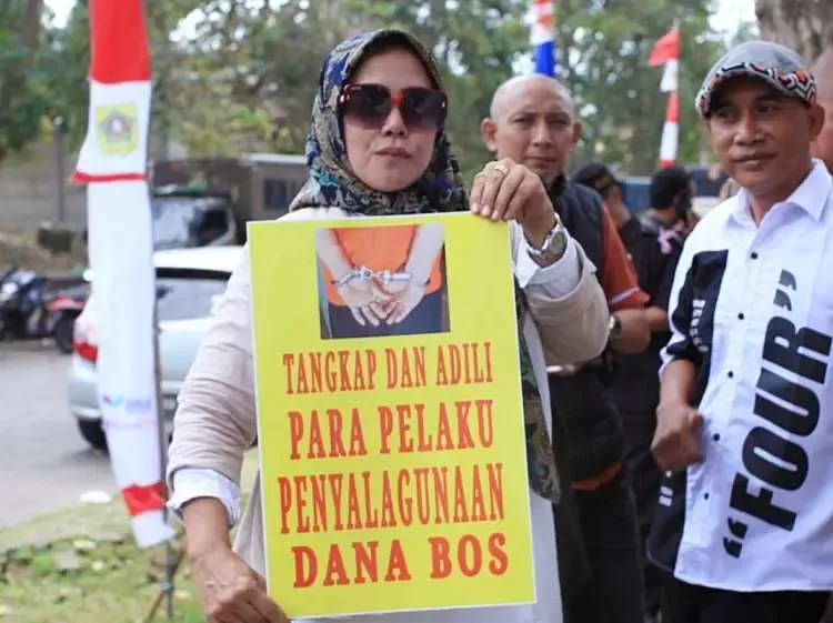 Masa LSM Dan Ormas Guruduk Kejari Serta Disdik Kabupaten Bogor, Ada Dugaan Korupsi Dana Bos Rp 504 Milyar