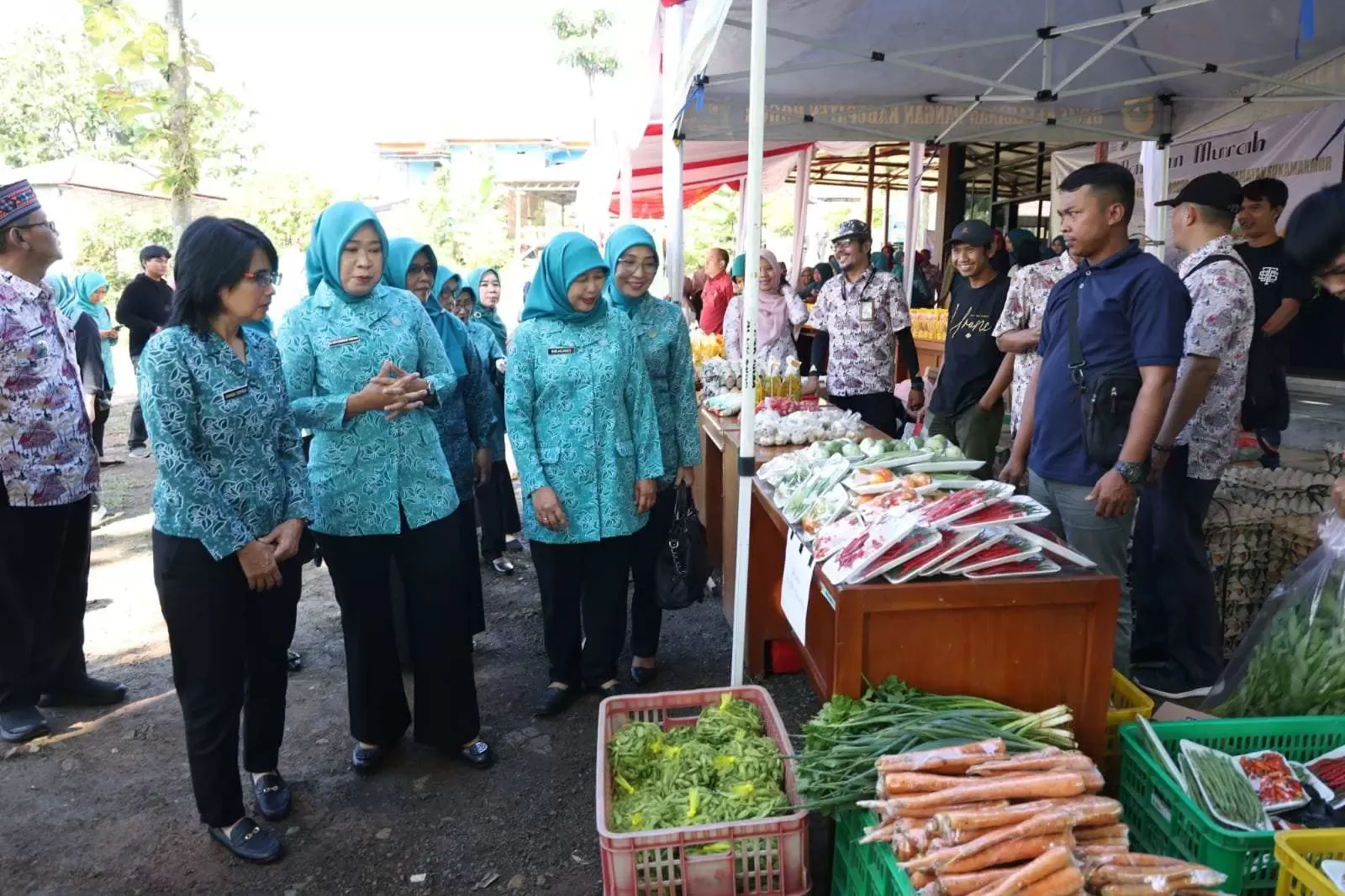 Gerakan Pangan Murah Disambut Antusias Warga, Camat dan TP PKK Sukamakur Berharap dilakukan Secara Rutin