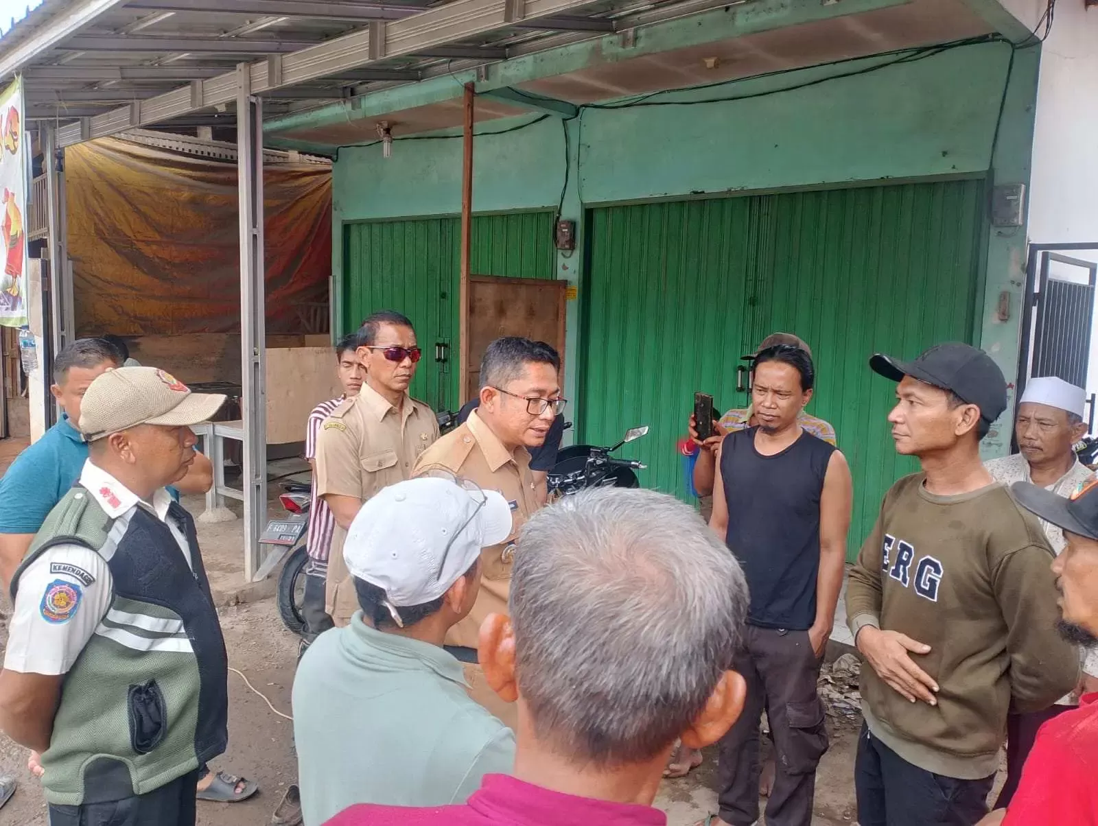 Warga Cikeas Demo Jalan Rusak, Camat Gunung Putri Gercep Tinjau Langsung Kondisi Jalan