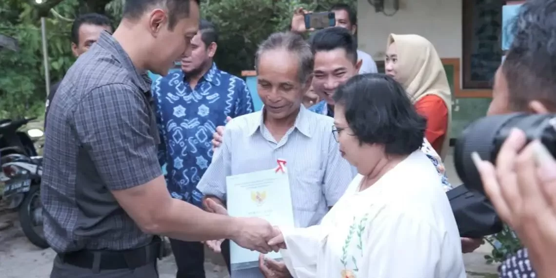 AHY Bagikan Sertifikat Tanah, 80 Tahun Warga Palangkaraya Menunggu