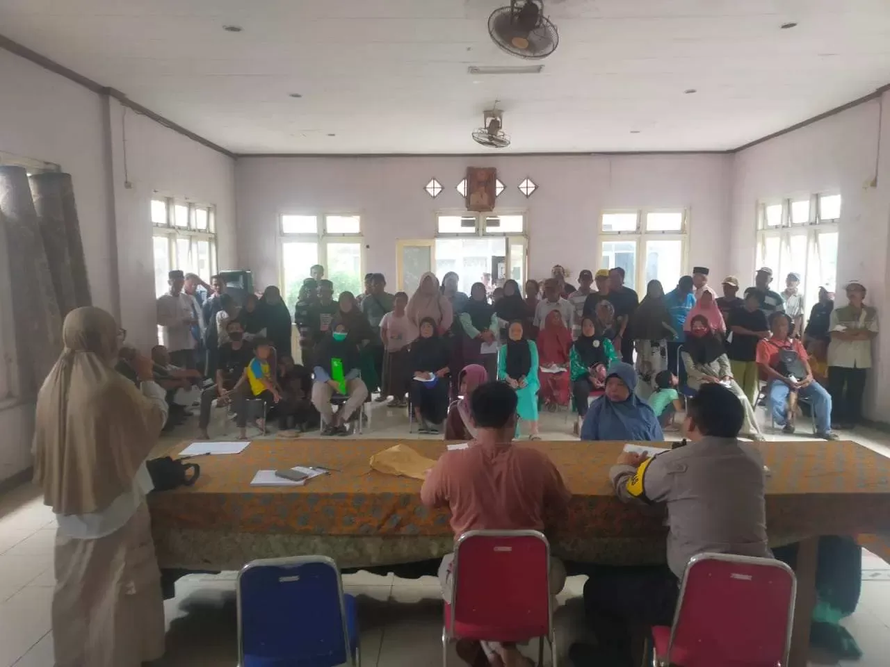 Puluhan Warga Desa Cicadas Antusias Terima BLT DD Tahap 1