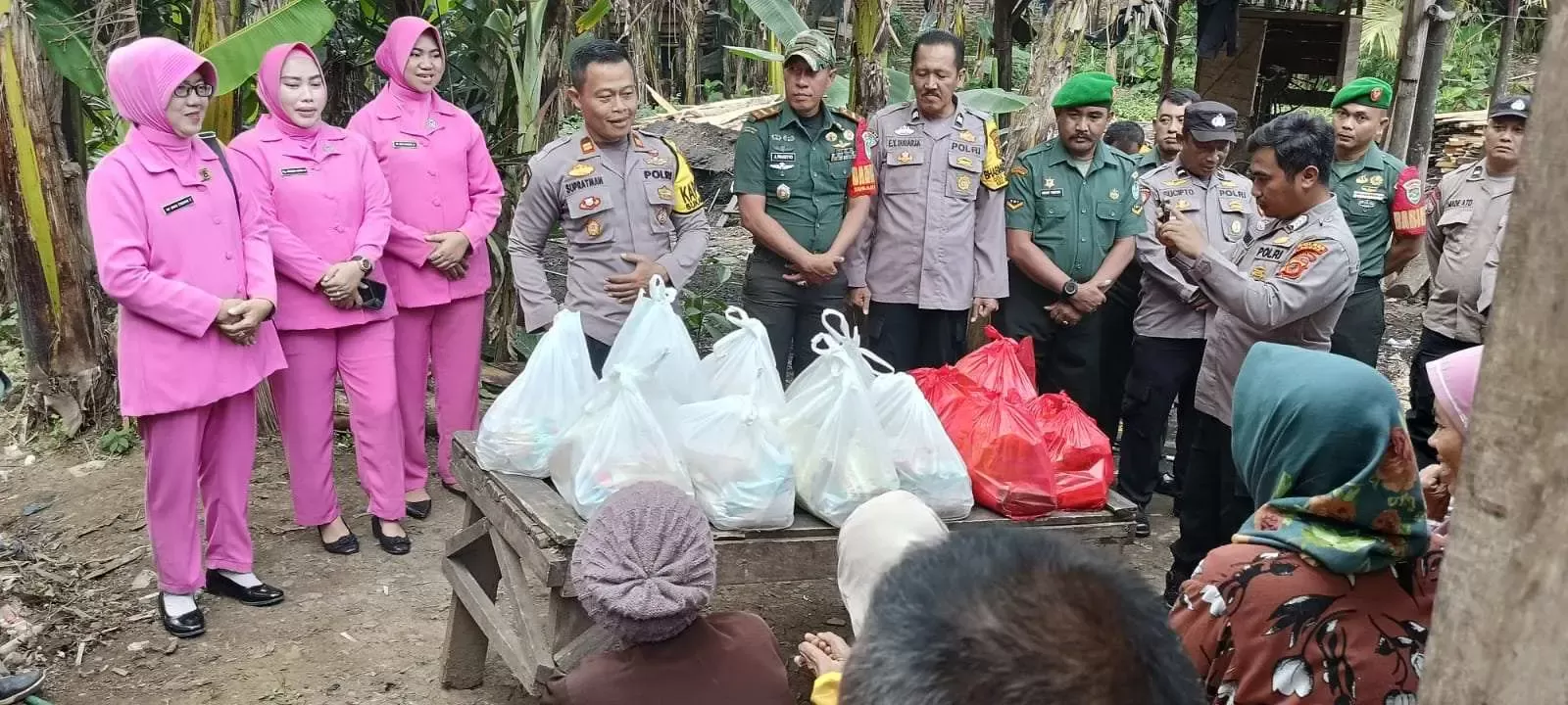 Peringati Hari Ulang Tahun (HUT) Bhayangkara ke-78, Polsek Sukamakmur Bagikan Puluhan Paket Sembako