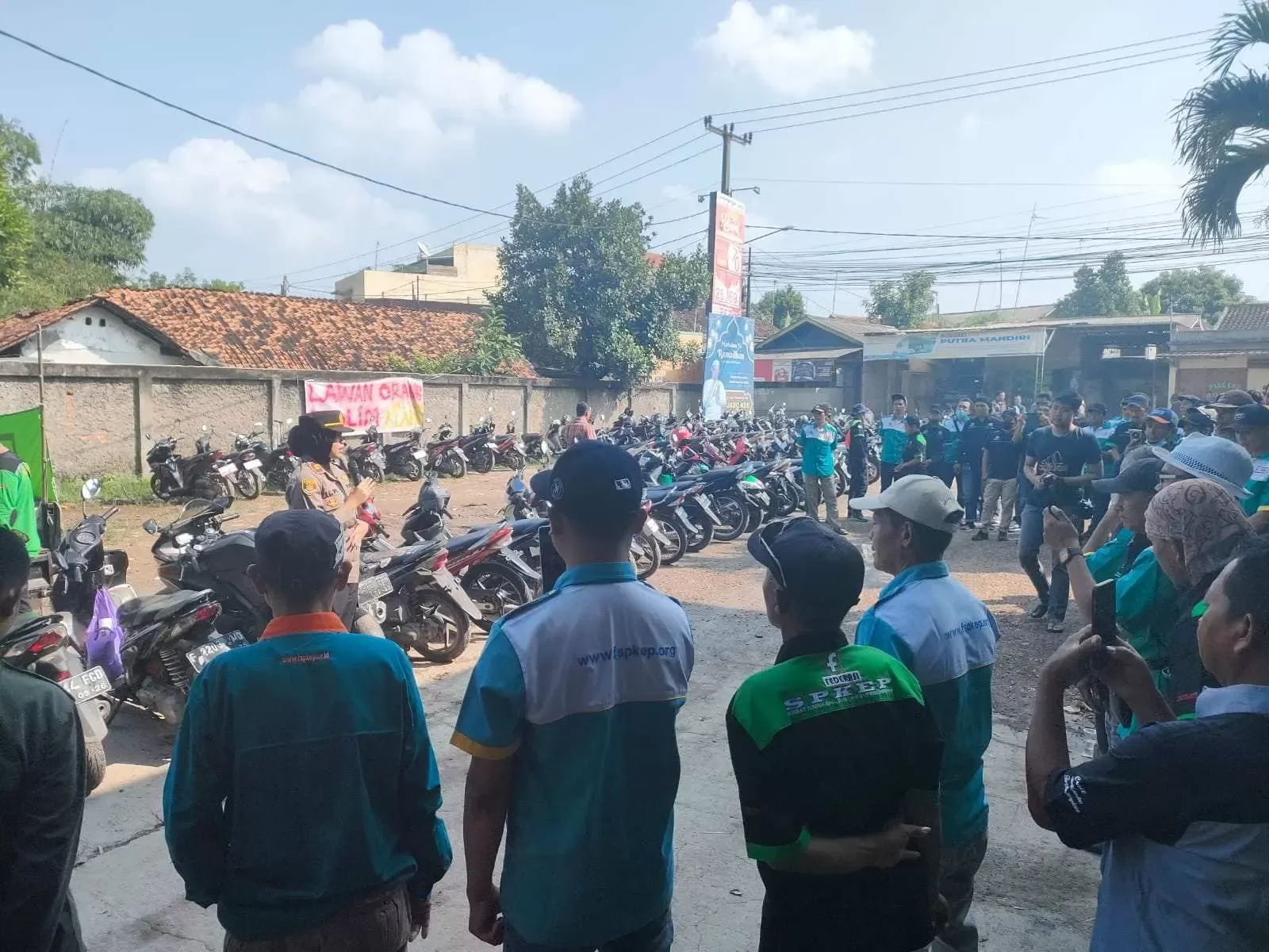 Upah Tak Kunjung Dibayarkan, Ratusan Karyawan PT LEKJ Melakukan Aksi Demo