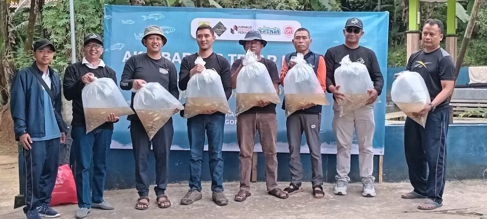 JIP dan JFI Gandeng Pemcam Pamijahan Lakukan Aksi Sosial Tebar Benih Ikan