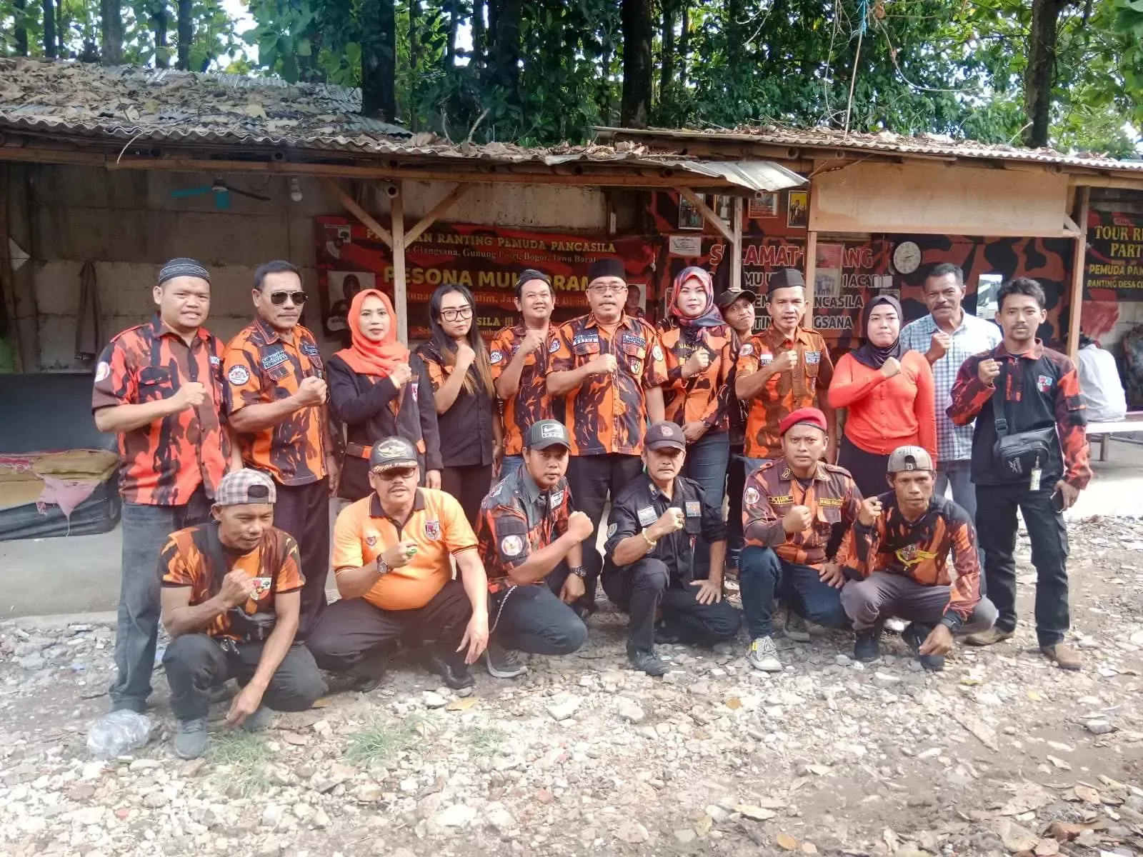 Peduli Sesama, 200 Paket Sembako dibagikan Pemuda Pancasila Ranting Desa Ciangsana