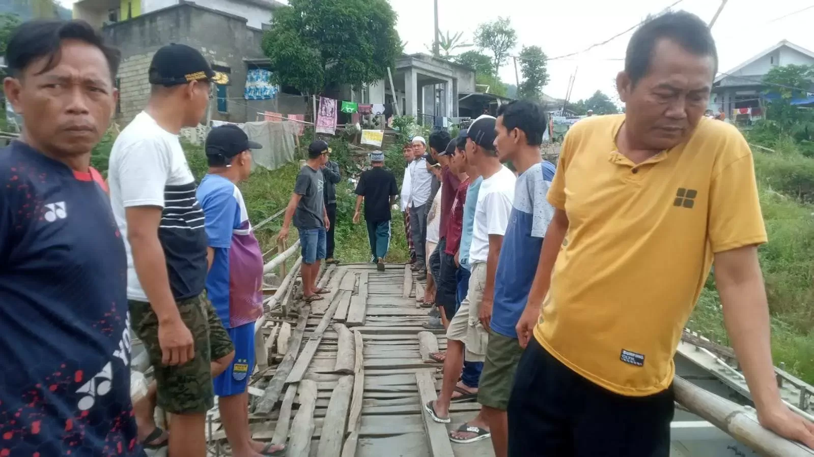 Pembangunan Jembatan 2023 di Sukaresmi Tamansari Mangkrak, Akses Warga Terputus