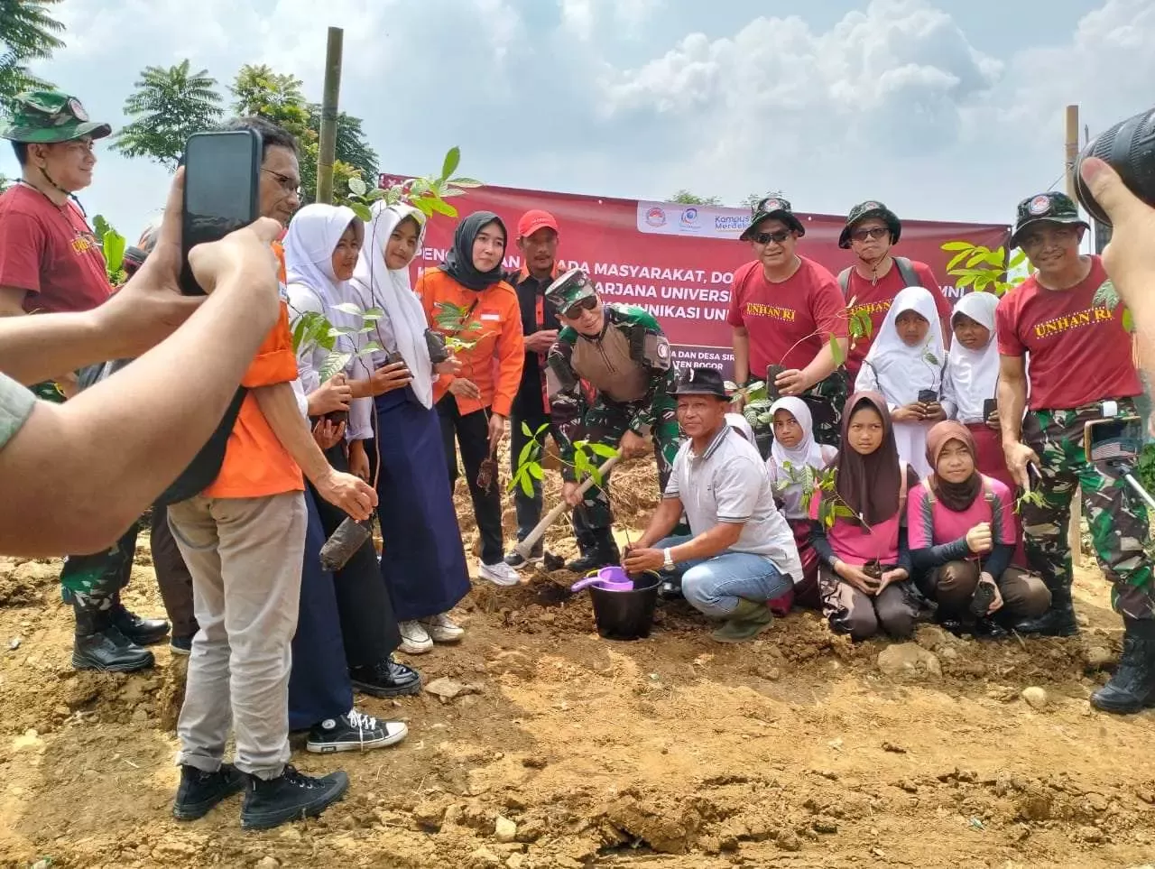 Mahasiswa Pasca Sarjana Cohort 6 Unhan melaksanakan pengabdian masyarakat di lokasi TMMD 120 diSukamakmur