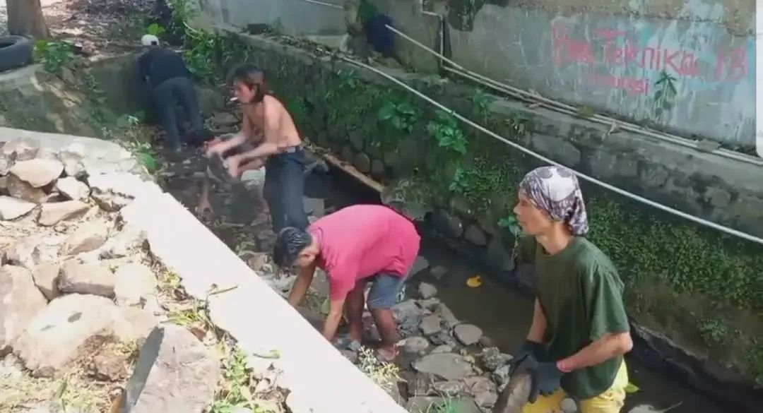 Peduli Lingkungan Sekitar, Destana Gunung Putri Gotong Royong Bersihkan Saluran Air