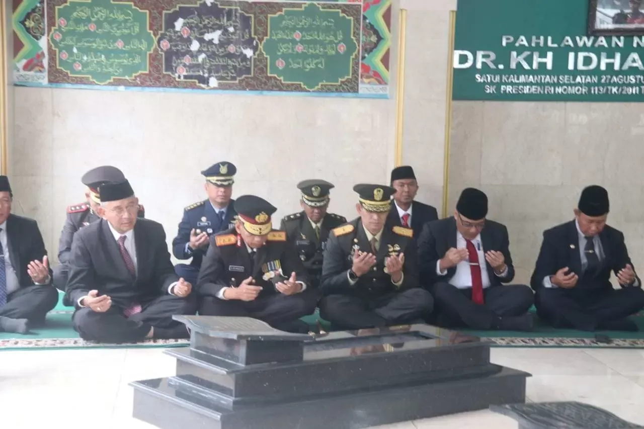 Kenang Jasa Pahlawan Nasional, Pj Bupati Bogor Bersama Kapolda Jabar Lakukan Ziarah dan Tabur Bunga ke Makam KH Idham Chalid