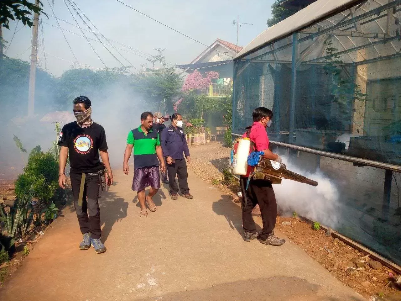 Antisipasi Penyebaran DBD, Destana Gunung Putri Gercep Lakukan Fogging