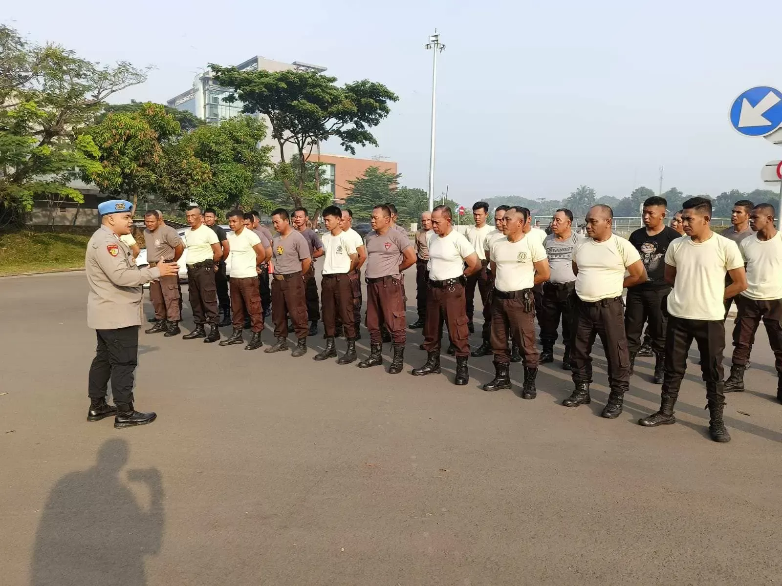 Personil Polsek Gunung Putri Sambangi Satpam, Berikan Pesan Keamanan dan Ketertiban