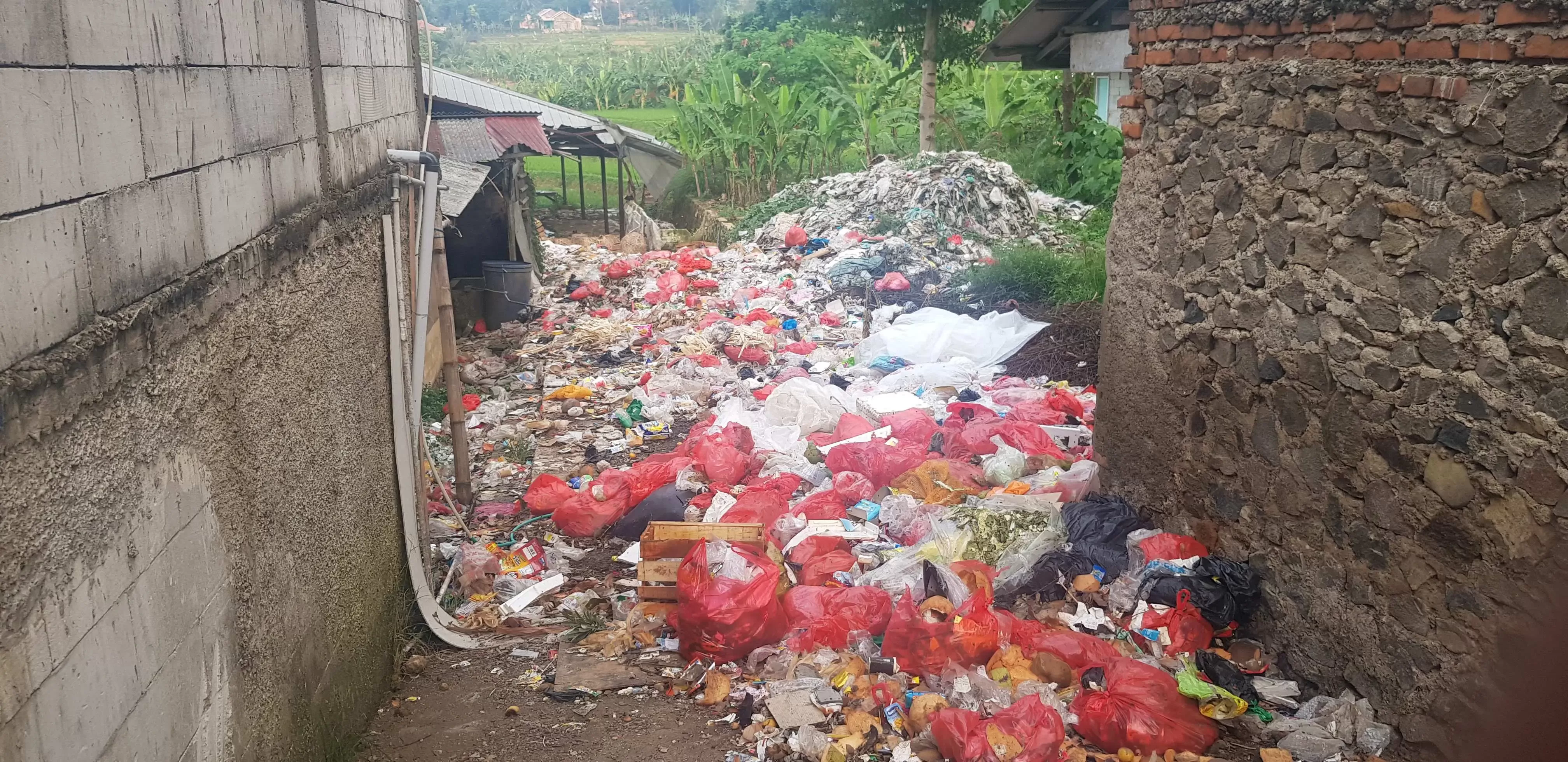 Pemilik Tanah Keluhkan Tumpukan Sampah Pasar Sukamakmur yang Menumpuk di Lahannya