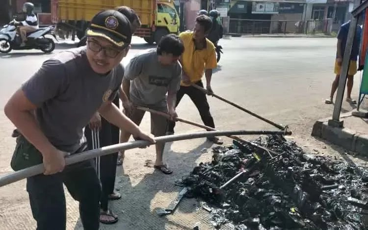 Antisipasi Banjir dan Cegah Berbagai Penyakit, Karang Taruna Cileungsi Kidul Lakukan Pembersihan Selokan Air