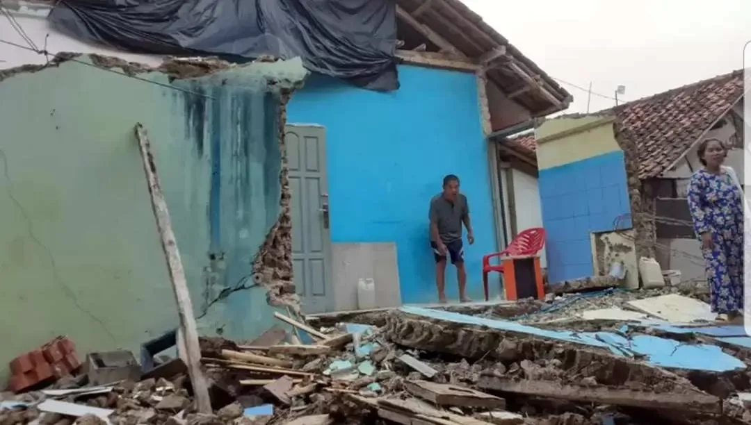 Korban Pergeseran Tanah di Desa Sadeng Kolot Masih Tempati Rumah Yang Hampir Roboh