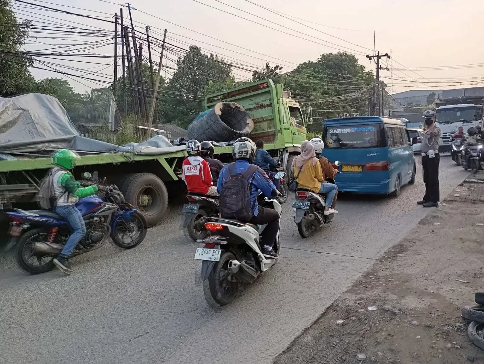 Mobil Bermuatan Kabel Tumpah, Lalin Gunung Putri Macet Parah!