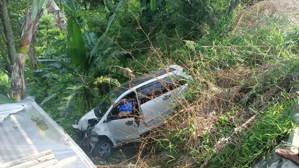 Hendak Berlibur ke Sukamakmur, 1 Unit Mobil Minibus Terperosok Ke Jurang!