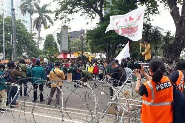 Unjuk Rasa di Patung Kuda Pecah, Pendukung Capres-cawapres Nomor Urut 2 Dilempari Botol 